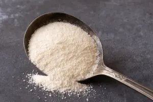 colágeno tipo 2 em pó em uma colher